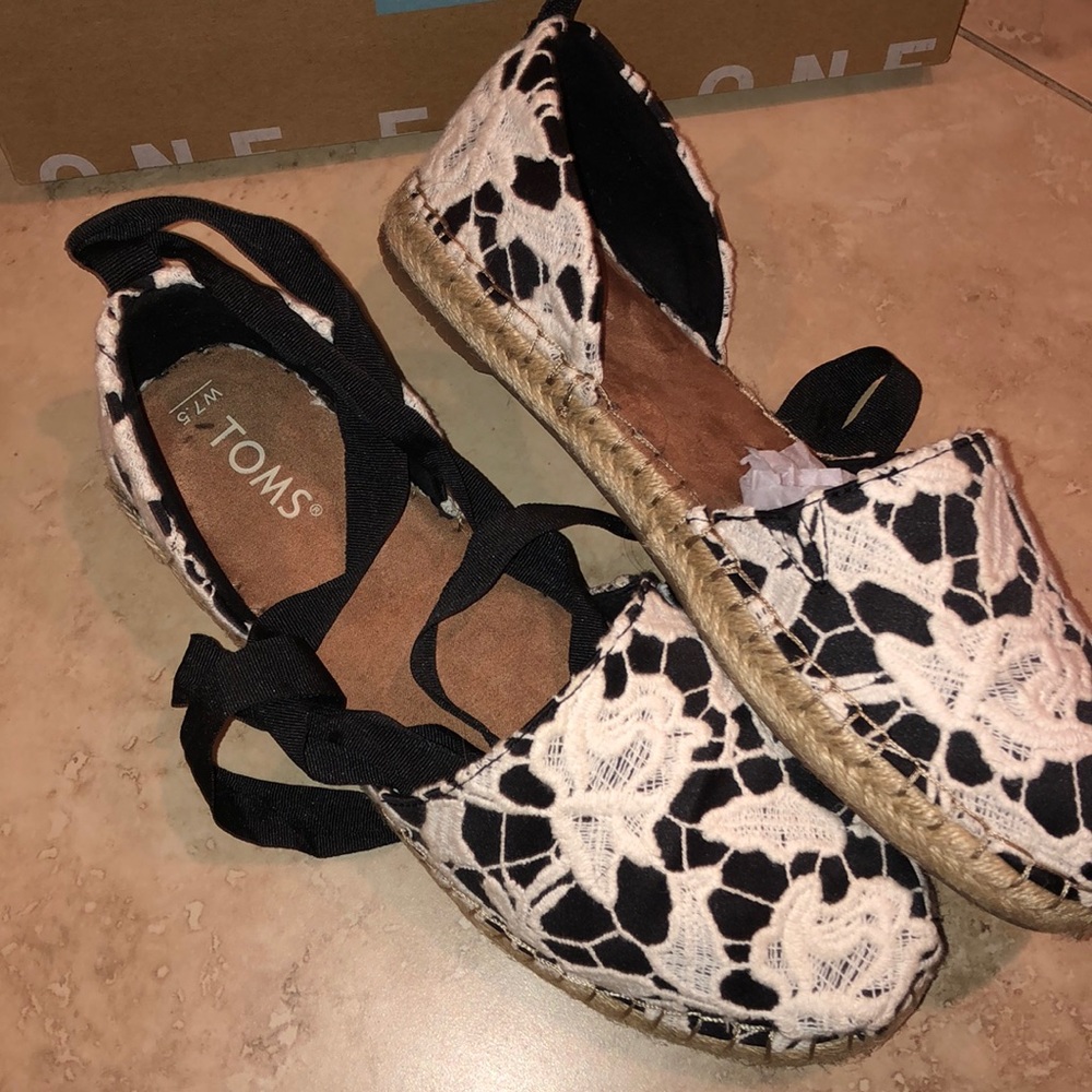 TOMS Womens Katalina Black Floral Lace Espadrilles - Picture 2 of 7